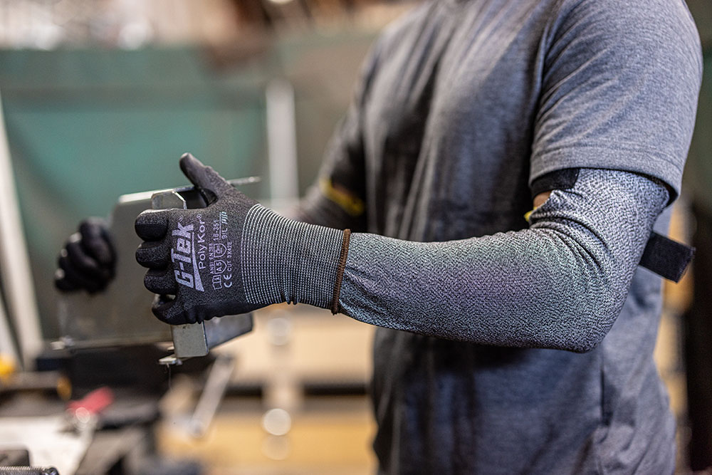 The G-Tek® PolyKor® line is suited to dry or slightly oily conditions, thanks to its polyurethane and nitrile coating options.