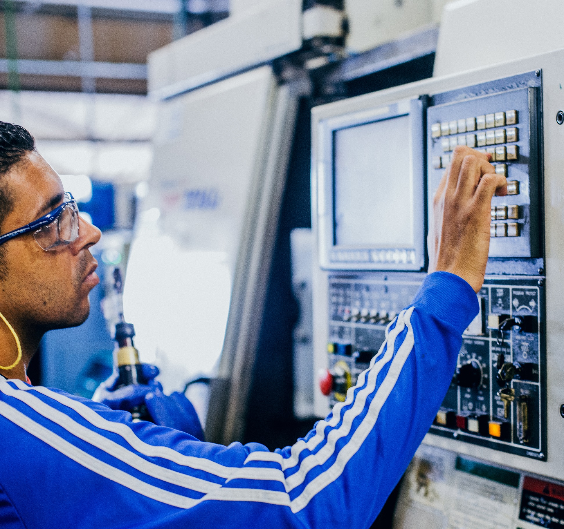 ZF’s machine operator prepares for the machining of automotive pipes using a Doosan MV3016LS vertical machining center. 