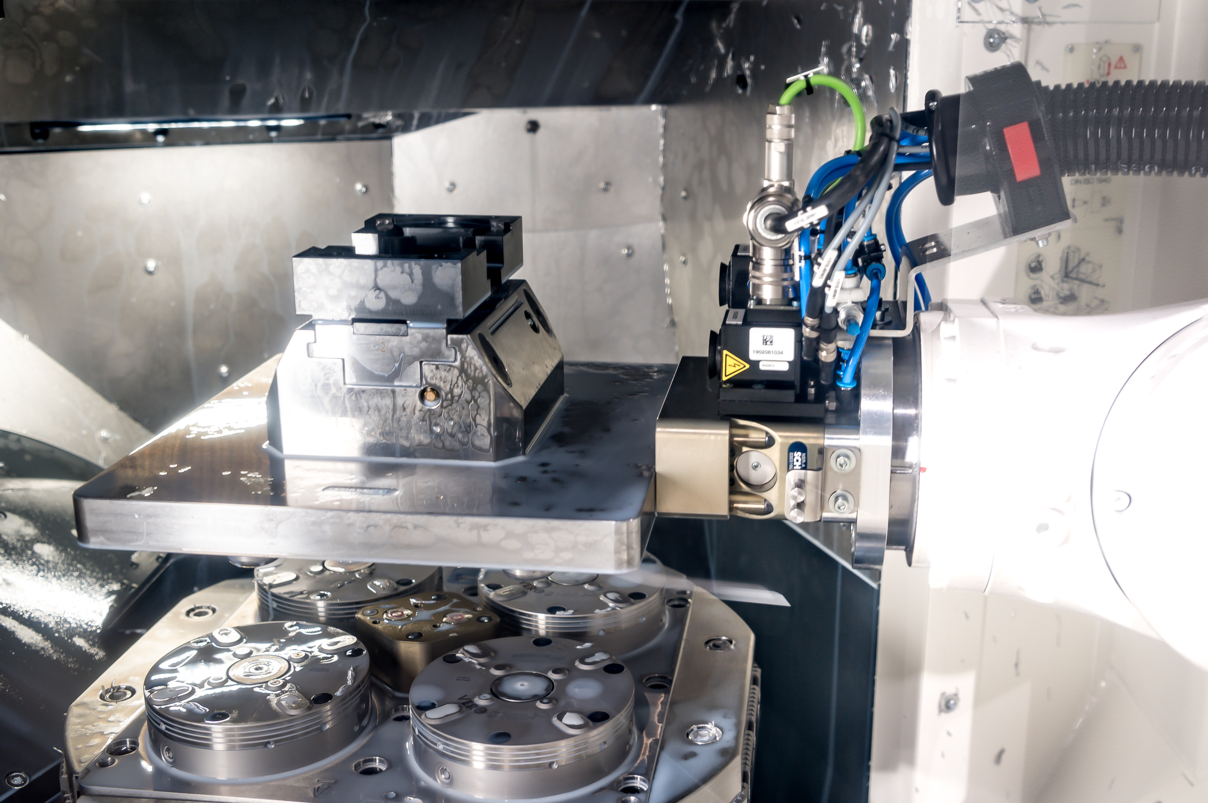A pneumatic vise on an internally plumbed pallet loaded via robot and actuated through the machine table and the Vero-S interface. (Image courtesy of Schunk)