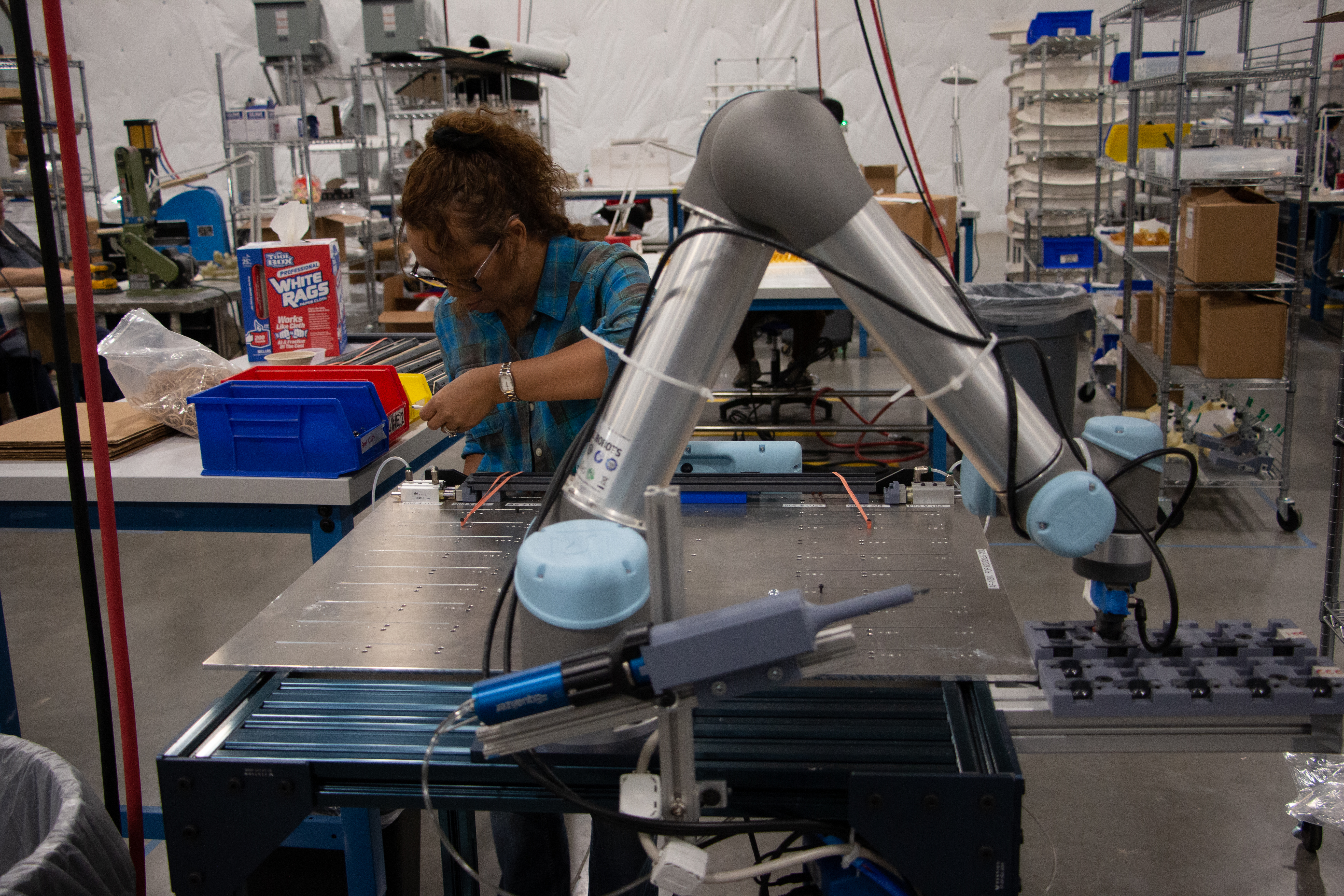 Seattle-based aerospace manufacturer Tool Gauge deployed Universal Robots’ UR5 cobot in a plastics assembly and dispensing application with close human-robot collaboration. (Image courtesy of Universal Robots)
